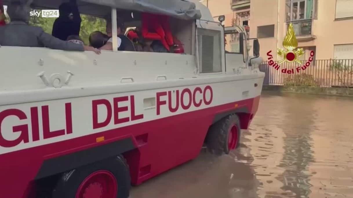 Maltempo Milano, alunni soccorsi dopo esondazione del Seveso