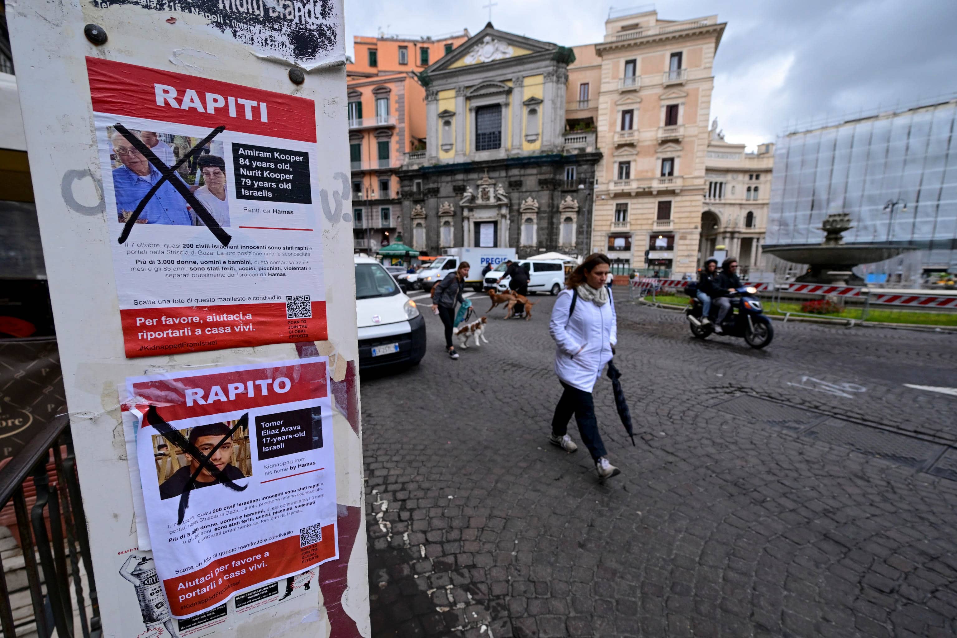 Le locandine affisse a Napoli con i volti degli israeliani rapiti il 7 ottobre nell'attacco di Hamas affisse in vari punti di Napoli e quasi immediatamente vandalizzate,  3 novembre 2023. ANSA/CIRO FUSCO