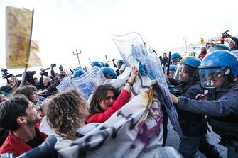 Scontri con le forze dell'ordine in assetto antisommossa si sono verificati durante il corteo di una trentina di giovani che protestano per la presenza a Napoli di Roberto Vannacci, Napoli, 02 maggio 2024. ANSA/CESARE ABBATE