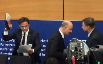 Manovra, il leghista Ciocca calpesta con scarpa le carte di Moscovici