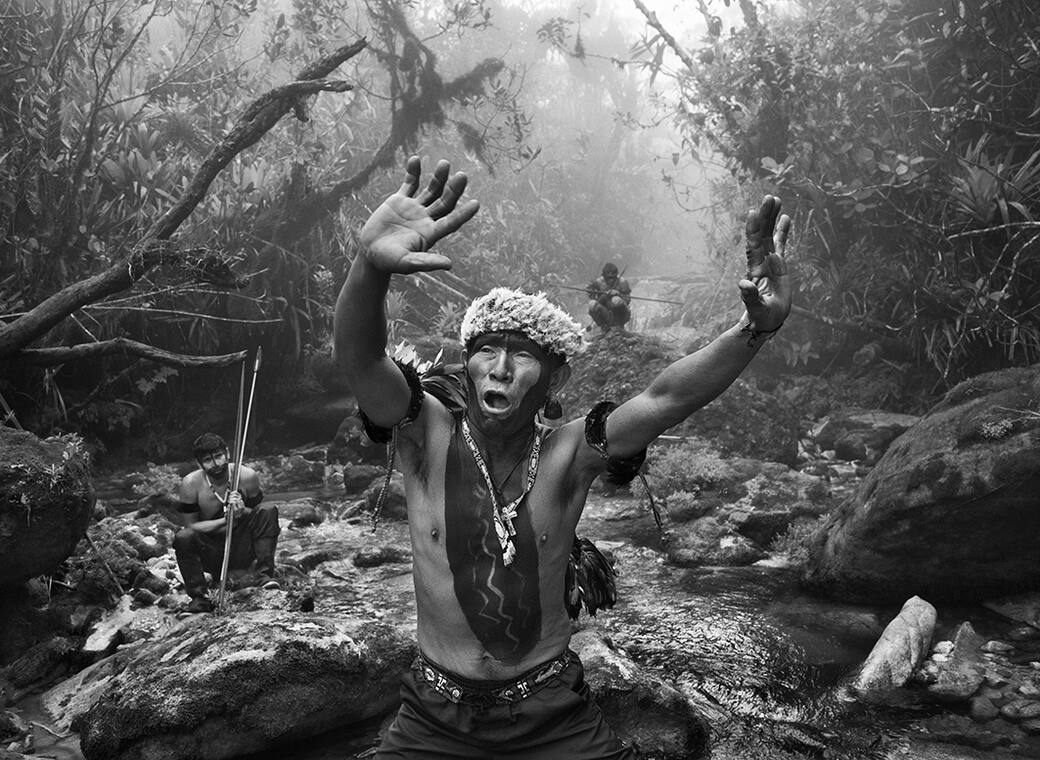 Sciamano_Yanomami_dialoga_con_gli_spiriti_prima_della_salita_al_monte_Pico_da_Neblina._Stato_di_Amazonas_Brasile_2014.jpg