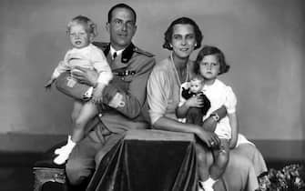 Umberto di Savoia (future Umberto II, 15 September 1904 - 18 March 1983), prince of Piedmont, with his wife Maria Josè of Belgium (4 August 1906 - 27 January 2001) and his sons Vittorio Emanuele (12 February 1937), Prince of Naples , and Maria Pia (September 24, 1934), Royal Highness. Photographic portrait by Ghitta Carell (September 20, 1899 - January 18, 1972), Hungarian-born Italian photographer, official portraitist of the royals of Italy and eminent personalities of the regime, Roman culture, politics, nobility and Roman bourgeoisie. Photograph, Italy, Rome 1939. (Photo by Fototeca Gilardi/Getty Images).