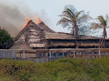 Un devastante incendio si è sviluppato a Watamu, lungo una delle spiagge del Kenya frequentate dai turisti italiani. In particolare è stato colpito dalle fiamme il resort italiano Barracuda, con i clienti che sono fuggiti in tempo cercando di recuperare le loro cose, 22 febbraio 2023. Al momento non si segnalano vittime.     NPK https://twitter.com/baraka_jb/status/1628352898420686851   +++ATTENZIONE LA FOTO NON PUO' ESSERE PUBBLICATA O RIPRODOTTA SENZA L'AUTORIZZAZIONE DELLA FONTE DI ORIGINE CUI SI RINVIA+++   +++NO SALES; NO ARCHIVE; EDITORIAL USE ONLY+++