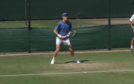 https://static.sky.it/editorialimages/2c46ce5834aac85560eabf63e8e85cb644d7b18a/skysport/it/tennis/video/2025/06/29/sinner-wimbledon-allenamento-news-oggi-video/sinner_screen_18.jpg?im=Resize,width=565