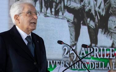 Il Presidente della Repubblica Sergio Mattarella ad Acerra in occasione della cerimonia del 77Â° anniversario della Liberazione, 25 aprile 2022. ANSA/ UFFICIO STAMPA QUIRINALE/ FRANCESCO AMMENDOLA +++ ANSA PROVIDES ACCESS TO THIS HANDOUT PHOTO TO BE USED SOLELY TO ILLUSTRATE NEWS REPORTING OR COMMENTARY ON THE FACTS OR EVENTS DEPICTED IN THIS IMAGE; NO ARCHIVING; NO LICENSING +