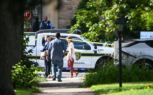 epa12327015 Police respond to a shooting at the Annunciation Catholic School in Minneapolis, Minnesota, USA, 27 August 2025. According to police, three people including the gunman died in the shooting at a Catholic primary church and 20 were injured.  EPA/CRAIG LASSIG