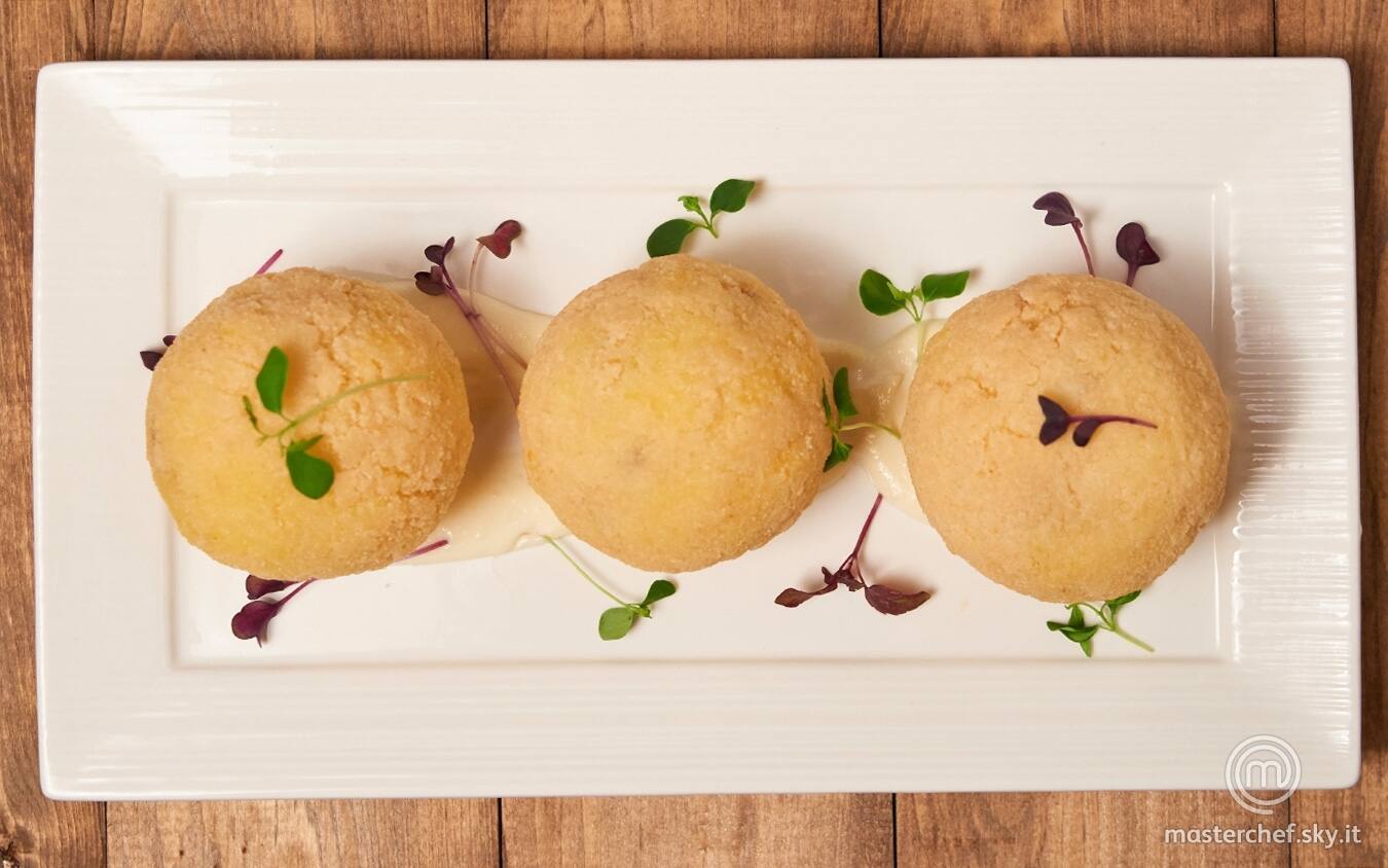 Arancine di riso al ragù di salsiccia e carciofi con salsa di ragusano