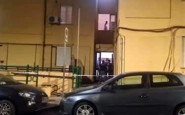 Una veduta esterna della palazzina di via Podgora dove un uomo di 77 anni avrebbe ucciso a coltellate la moglie di 59 al culmine di una lite, Cagliari, 21 giugno 2024. ANSA/ MANUEL SCORDO