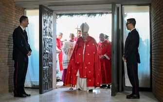 papa francesco porta santa rebibbia This photo taken and handout on December 26, 2024 by The Vatican Media shows Pope Francis opening a Holy Door at Rebibbia Penitentiary on Saint Stephen day in Rome as part of the Catholic Jubilee Year. (Photo by Handout / VATICAN MEDIA / AFP) / RESTRICTED TO EDITORIAL USE - MANDATORY CREDIT "AFP PHOTO / VATICAN MEDIA" - NO MARKETING - NO ADVERTISING CAMPAIGNS - DISTRIBUTED AS A SERVICE TO CLIENTS