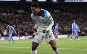 epa10924318 Jude Bellingham of England celebrates after Marcus Rashford scores the 2-1 during the UEFA EURO 2024 group C qualification round match between England and Italy in London, Britain, 17 October 2023.  EPA/NEIL HALL