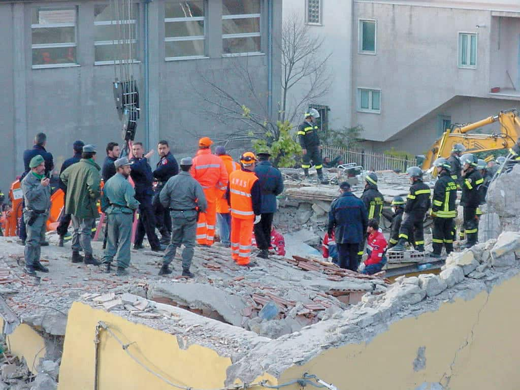 I soccorritori sulla scuola crollata