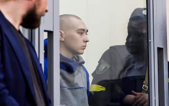 epa09944448 Russian serviceman Vadim Shishimarin (C) attends a court hearing in the Solomyansky district court in Kyiv, Ukraine, 13 May 2022. Vadim Shishimarin (21) is accused of killing an unarmed 62-year-old civilian man as Shishimarin fled with four other soldiers near Chupakha village in the Sumy area. Ukraine is holding the first war crimes trial amid the Russian invasion. Shishimarin faces possible life imprisonment if found guilty as the prosecutor's general office said.  EPA/TANYA GORDIENKO