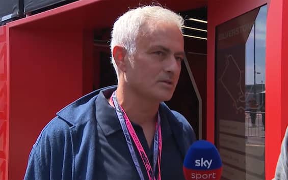 https://static.sky.it/editorialimages/2cd110c30c342262c2fa3d38ef8f774b67fc713a/skysport/it/calcio/serie-a/video/2025/07/04/inter-mourinho-chivu-intervista-video/mourinho_intervista_video.jpg?im=Resize,width=565