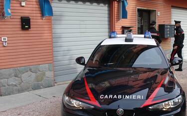 Carabinieri sul luogo dell'omicidio, 01 gennaio 2024.
C'è un fermo per il delitto di Andrea Beluzzi, 54enne trovato morto ieri in casa a San Giovanni in Persiceto nel Bolognese, colpito da diverse coltellate al petto. Si tratta del suo coinquilino di 48 anni, che aveva chiamato il 118 facendo scattare poi l'intervento dei carabinieri. In seguito agli elementi raccolti dai militari, dalla sezione investigazioni scientifiche, e dal medico legale, il pubblico ministero di turno, Flavio Lazzarini, intervenuto sul posto, ha disposto il fermo per il 48enne, cittadino italiano. È indagato per omicidio volontario. Si trova in carcere a Bologna a disposizione dell'autorità giudiziaria.
ANSA/CARABINIERI
+++ ANSA PROVIDES ACCESS TO THIS HANDOUT PHOTO TO BE USED SOLELY TO ILLUSTRATE NEWS REPORTING OR COMMENTARY ON THE FACTS OR EVENTS DEPICTED IN THIS IMAGE; NO ARCHIVING; NO LICENSING +++ NPK +++