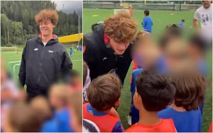 Jannik Sinner incontra i piccoli calciatori a Brunico