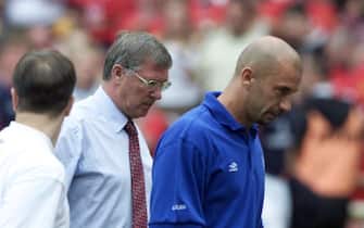 PAP15 - 20000813 - LONDON, UNITED KINGDOM: Manchester United's manger Sir Alex Fergusson (centre) and Chelsea's coach Gianluca Vialli (right) leave the pitch at half-time of the English FA Charity Shield against Chelsea at Wembley Stadium, London on Sunday 13 August 2000.  (UK OUT-NO MAGS-NO SALES-NO ARCHIVE-NO INTERNET)   EPA  PHOTO PA/TOM HEVEZI