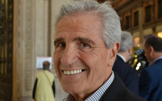 https://static.sky.it/editorialimages/2cf0be26bb4a7ae49281bf9781d4a26cda840266/skysport/it/olimpiadi/video/2025/05/20/nino-benvenuti-morto-ricordo-sky-sport/benvenuti_ipa.jpg?im=Resize,width=565