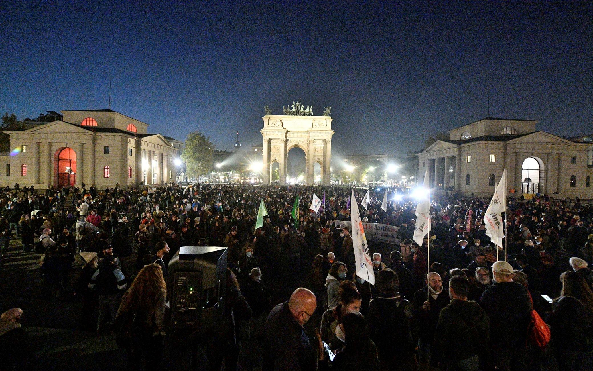 Ddl Zan, la manifestazione contro la bocciatura a Milano