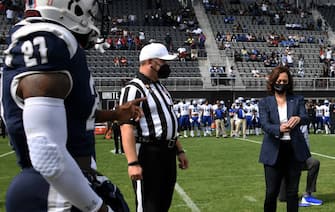 Kamala Harris ha lanciato la moneta prima di una partita di calcio tra Howard e Hampton University