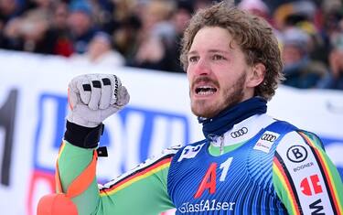 epa11093980 Linus Strasser of Germany reacts in the finish area after the second run of the Men's Slalom race at the FIS Alpine Skiing World Cup in Kitzbuehel, Austria, 21 January 2024.  EPA/CHRISTIAN BRUNA