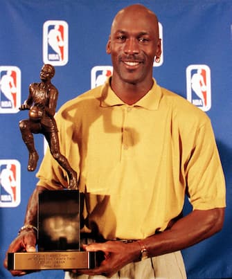 Michael Jordan con il premio di miglior giocatore