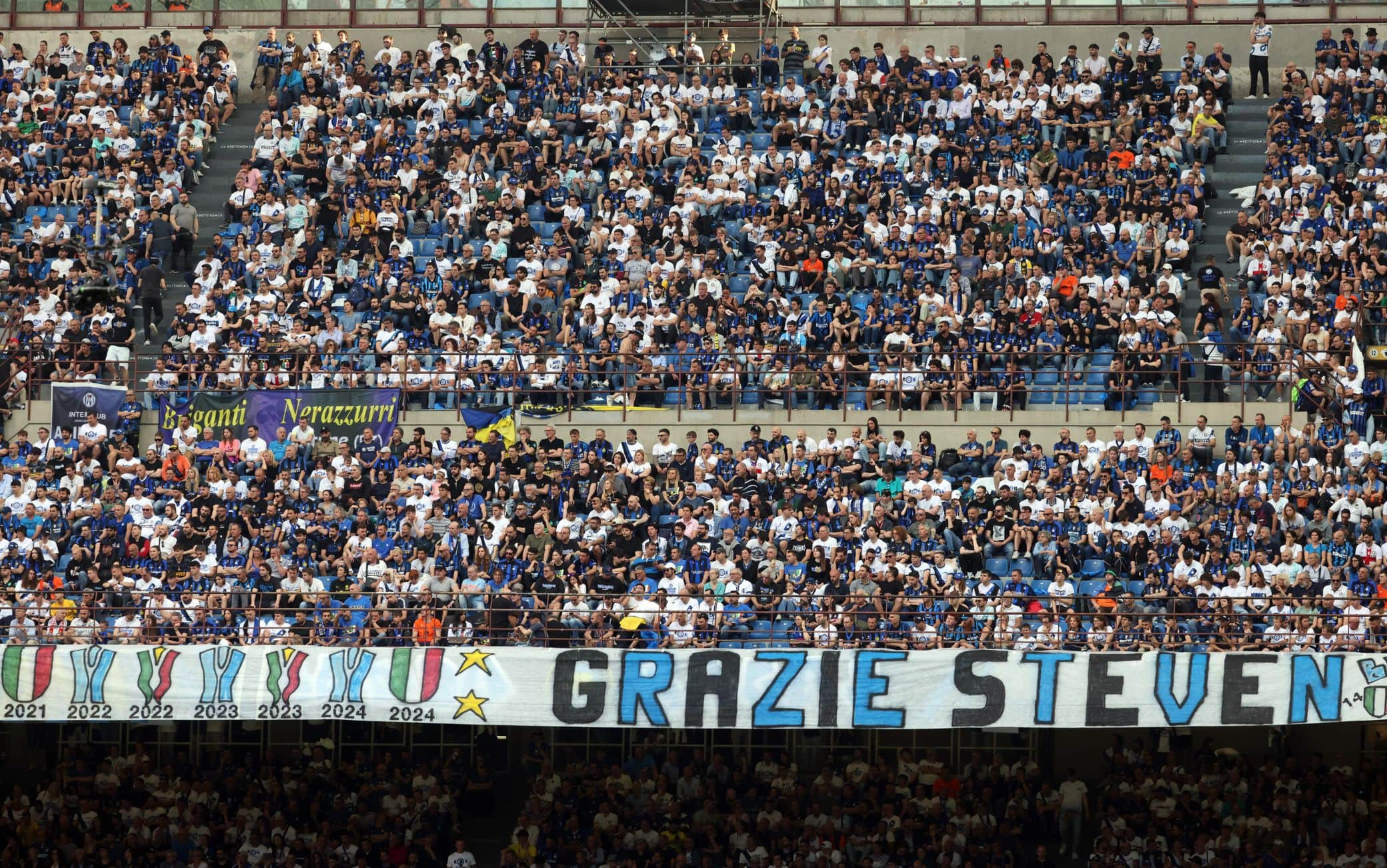 Durante la partita i tifosi nerazzurri hanno esposto anche uno striscione per Steven Zhang