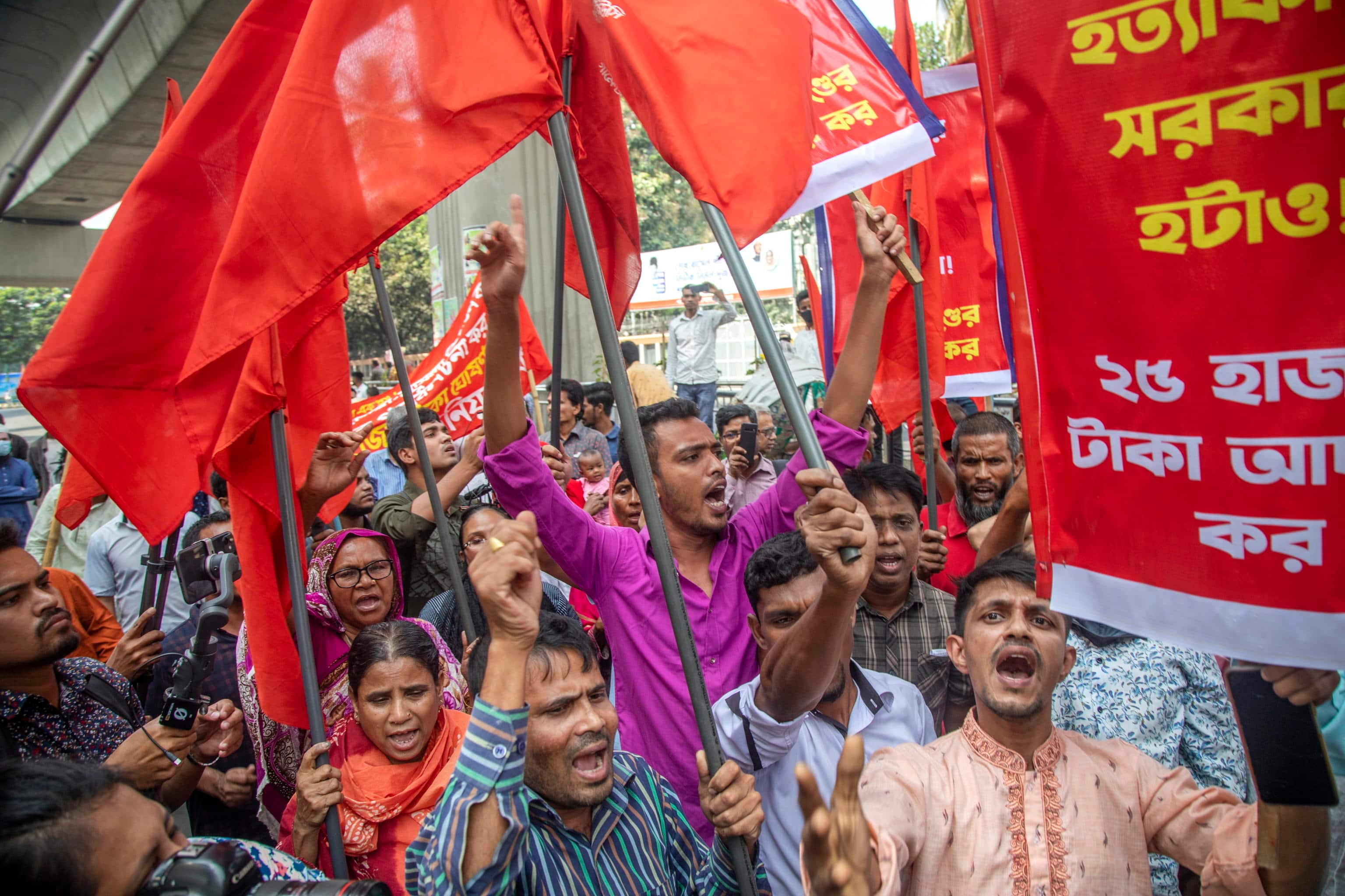 epa10968003 Garment workers' union members take part in a protest to demand an increase in the minimum wage in front of the Press Club in Dhaka, Bangladesh, 10 November 2023. The workers, who had been demonstrating for approximately two weeks, demanded an increase in the minimum wage to 23,000 Bangladeshi Taka (around 207 US dollars). However, on 07 November, the government announced a new minimum wage of 12,500 Bangladeshi Taka (around 112 US dollars), a figure that workers' unions rejected.  EPA/MONIRUL ALAM