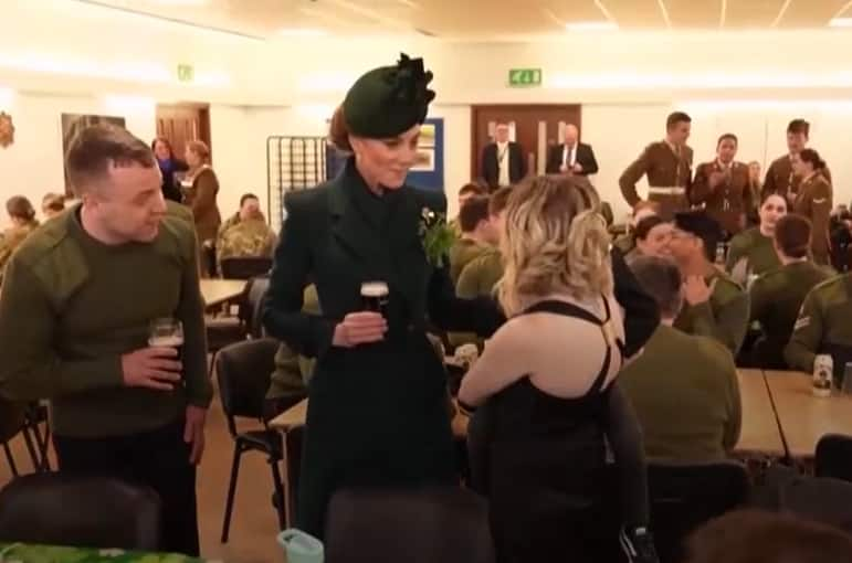 San Patrizio, Kate Middleton in verde alla parata di Londra per il St.  Patrick Day. VIDEO | Sky TG24