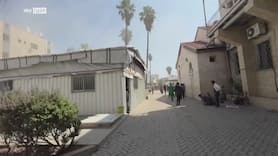 Attacco di Israele a Gaza, palestinesi soccorrono i feriti