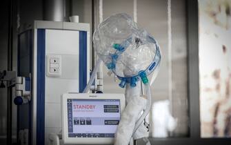 Health workers wearing overalls and protective masks in the intensive care unit of the Covid intensive care unit of the GVM ICC hospital of Casal Palocco near Rome, Italy, 21 January 2022. ANSA/GIUSEPPE LAMI