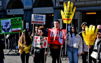 La manifestazione davanti al teatro Trianon di Napoli contro le violenze in Iran promossa da Marisa Laurito al quale hanno aderito numerosi artisti e associazioni con una petizione che in pochi giorni ha raccolto 85mila firme, 7 gennaio 2023
ANSA / CIRO FUSCO