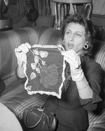 Italian stage and film actress Anna Magnani jokes at the press conference organised for her for winning the Oscar, Excelsior Hotel Rome 1956. (Photo by Archivio Cicconi/Getty Images)