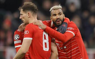 epa10510367 Eric Maxim Choupo-Moting (R) of Bayern Munich celebrates scoring the 1-0 goal with his teammates during the UEFA Champions League Round of 16, 2nd leg match between Bayern Munich and Paris Saint-Germain in Munich, Germany, 08 March 2023.  EPA/RONALD WITTEK