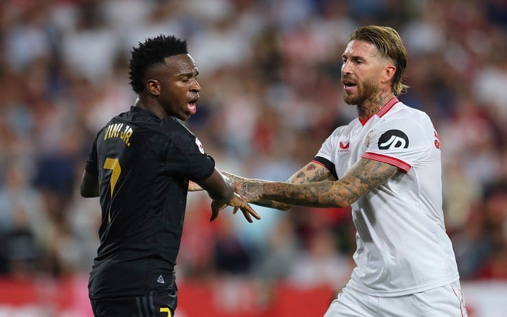 SEVILLE, SPAIN - OCTOBER 21: Vinicius Junior of Real Madrid and Sergio Ramos of Sevilla FC clash during the LaLiga EA Sports match between Sevilla FC and Real Madrid CF at Estadio Ramon Sanchez Pizjuan on October 21, 2023 in Seville, Spain. (Photo by Fran Santiago/Getty Images)