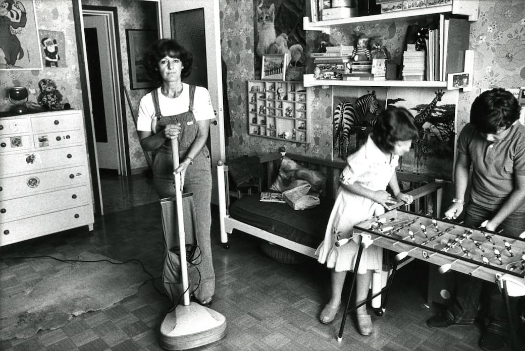Liliana_Barchiesi_dalla_serie_Le_casalinghe_Milano_1979._Stampa_gelatina_bromuro_d’argento_20x30cm.jpg
