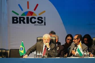 epa10817558 President of Brazil Luiz Inacio Lula da Silva, (L) attends the 15th BRICS Summit, in Johannesburg, South Africa, 24 August 2023. South Africa is hosting the 15th BRICS Summit, (Brazil, Russia, India, China and South Africa). The BRICS leaders announced that they would welcome six new members in January 2024: Iran, Argentina, Egypt, Ethiopia, Saudi Arabia and the United Arab Emirates.  EPA/KIM LUDBROOK / POOL