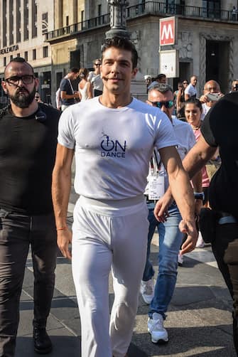 Il ballerino Roberto Bolle, Étoile del Teatro alla Scala di Milano, durante l'evento On Dance con Roberto Bolle in piazza Duomo, Milano 10 Settembre 2023. 
Italian dancer Roberto Bolle, Étoile of the Teatro alla Scala, arrives for attending the 'On Dance' event in Piazza Duomo, in Milan, Italy, 10 September 2023.  2300 dance school students arrived from all over Italy to participate in the second edition of 'On dance', days dedicated to dance conceived and promoted by Roberto Bolle. ANSA/MATTEO CORNER