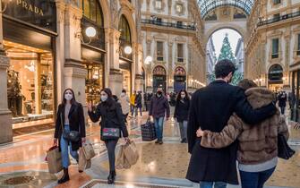 Milano. Shopping in centro code nei negozi persone a passeggio nuovo DPCM Lombardia prossima a Zona Gialla COVID19
