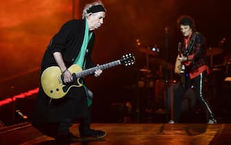 epa06262157 Guitarist Ronnie Woods (R) Keith Richards of the band The Rolling Stones perform during a concert at the Friends Arena in Stockholm, Sweden, 12 October 2017. The concert was part of the band's European 'No Filter' tour.  EPA/STINA STJERNKVIST / TT  SWEDEN OUT