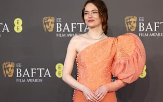 epaselect epa11163804 Emma Stone attends the 2024 EE BAFTA Film Awards at the Royal Festival Hall in London, Britain, 18 February 2024. The ceremony is hosted by the British Academy of Film and Television Arts (BAFTA).  EPA/NEIL HALL