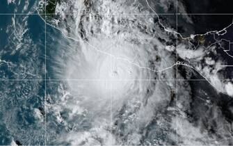 Foto satellitare dell'uragano Otis, in Messico, pubblicata da Nhc degli Stati Uniti