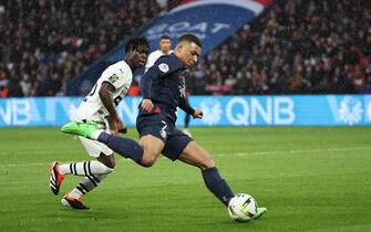 epa11180936 Paris Saint Germain's Kylian Mbappe (C) in action during the French Ligue 1 soccer match between Paris Saint Germain (PSG) and Rennes in Paris, France, 25 February 2024.  EPA/CHRISTOPHE PETIT TESSON