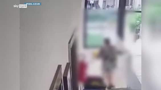 Milano, uomo arrestato per furto nel parcheggio in piazza