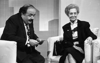 Rita Levi Montalcini con Maurizio Costanzo (S) durante la trasmissione di Maurizio Costanzo 'Buona domenica', a Roma il 16 ottobre 1986 . ANSA archivio NEG R0361