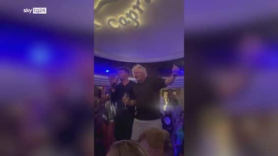 boris johnson ex premier inglese canta al karaoke a capri