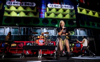 INGLEWOOD, CALIFORNIA - JANUARY 30: Gwen Stefani of No Doubt performs onstage during the FIREAID Benefit Concert for California Fire Relief at The Kia Forum on January 30, 2025 in Inglewood, California.  (Photo by John Shearer/Getty Images for FIREAID)