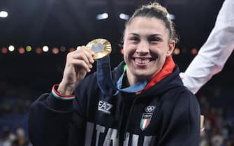 epa11516447 Gold medal winner Alice Bellandi of Italy poses after the Women -78kg category of the Judo competitions in the Paris 2024 Olympic Games, at the Champs-de-Mars Arena in Paris, France, 01 August 2024.  EPA/CHRISTOPHE PETIT TESSON