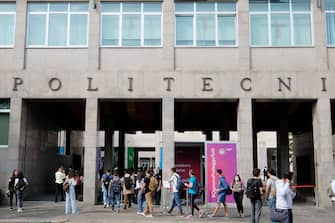 Controllo green pass agli studenti all ingresso del Politecnico per il ritorno delle lezioni in presenza, Torino, 27 settembre 2021.
ANSA/ALESSANDRO DI MARCO