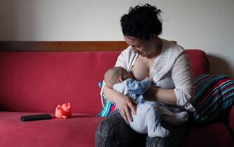 Una mamma allatta il suo neonato