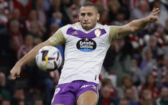 epa10294437 Valladolid's striker Shon Weissman (L) during the Spanish LaLiga soccer match between Athletic Club Bilbao and Real Valladolid, in Bilbao, northern Spain, 08 November 2022.  EPA/Miguel Tona